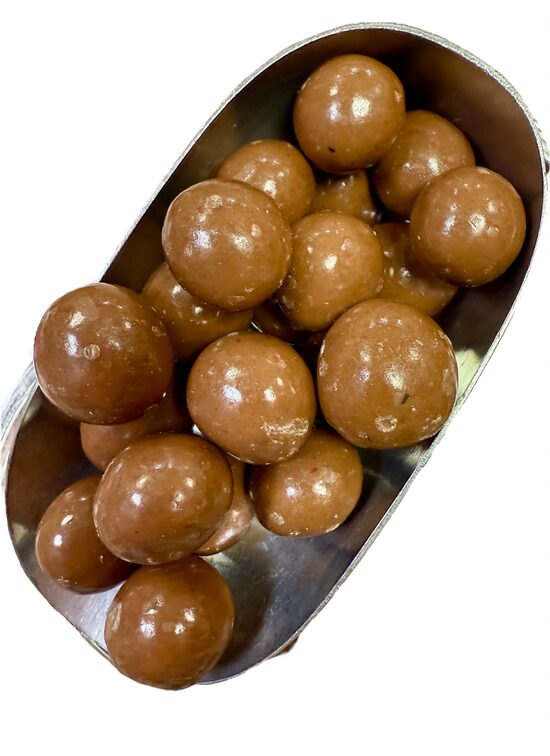 Makadamijos riešutai pieniniame šokolade